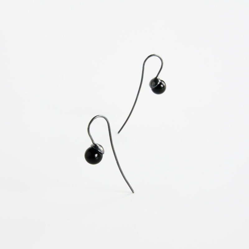 minrl snowdrop black earrings