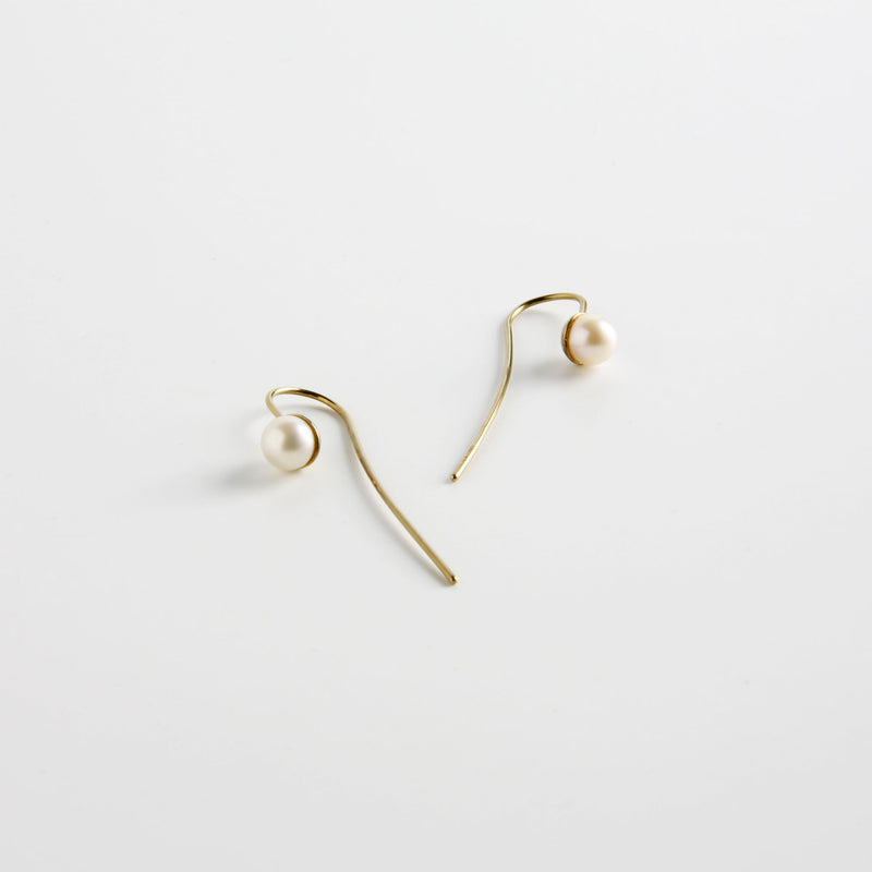 minrl snowdrop long earrings yellow gold